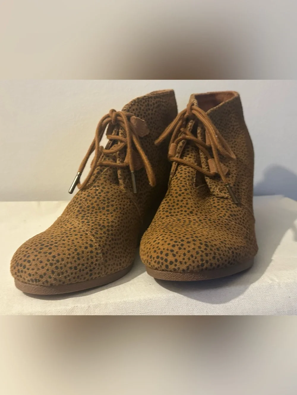 TOMS Kala Wedge Booties Tan Mini Cheetah Suede NWOT Size 9.5 OrthoLite